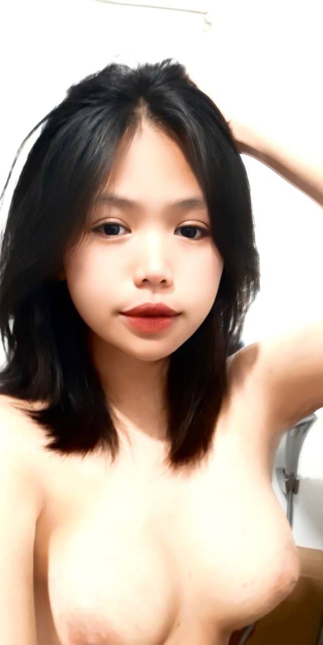 Bị vợ bạn lén lút bú buồi trong bếp